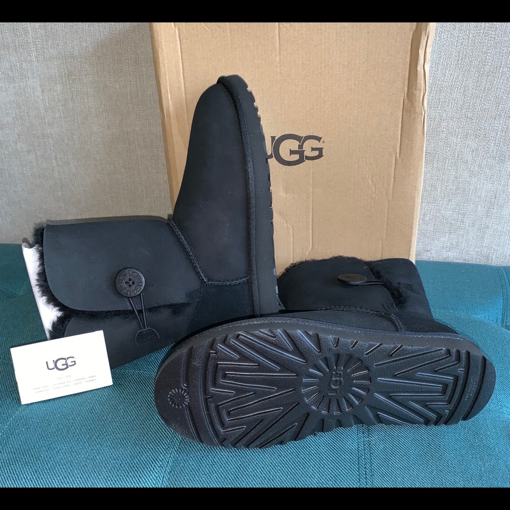 Uggs Bailey Button II Size 8